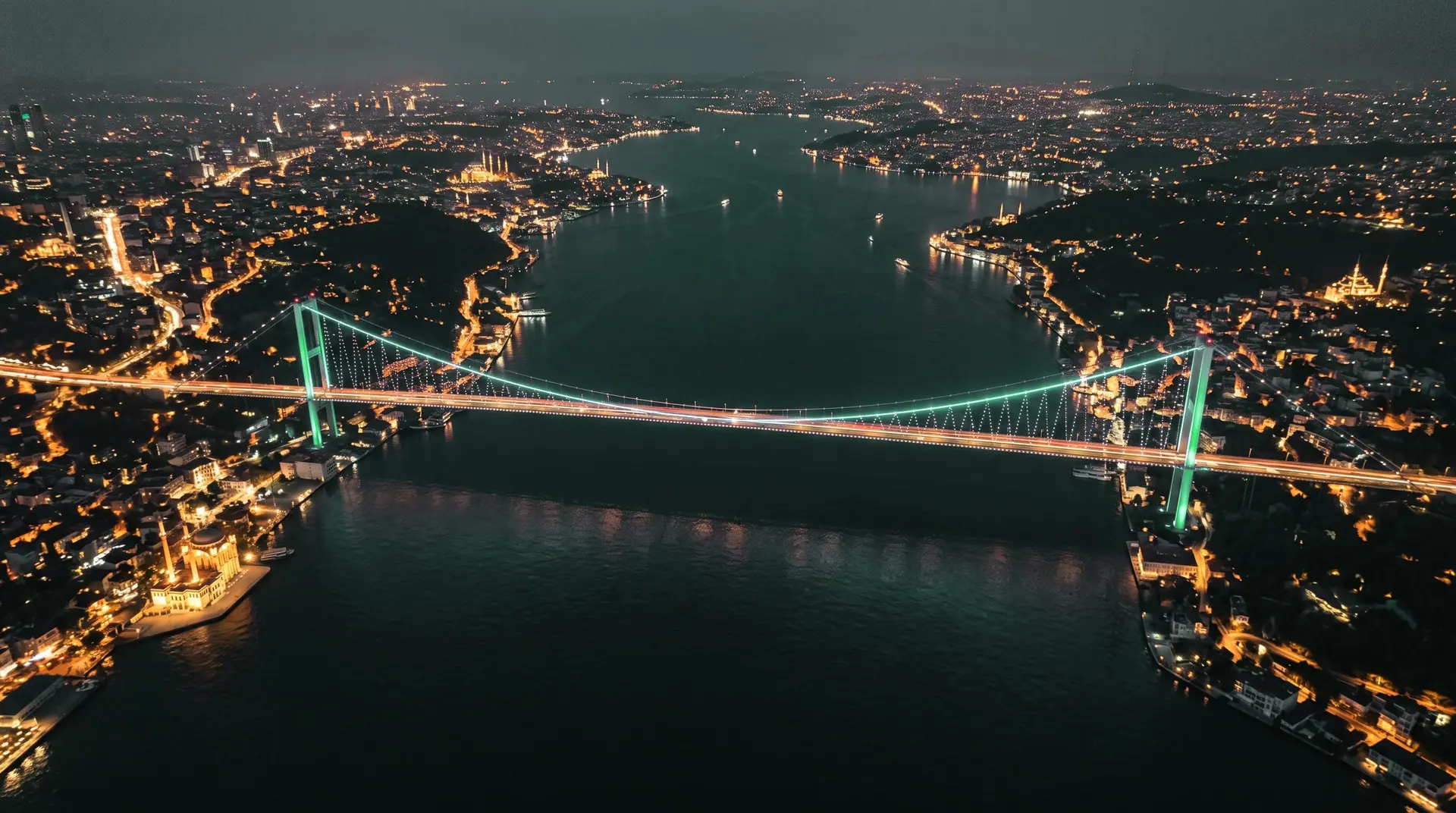 Gece İstanbul Boğazı ve ışıklı köprü